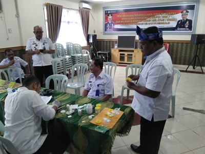 Pegawai dan Staf Imigrasi Bengkalis Cek Kesehatan Sekaligus Tes Urine